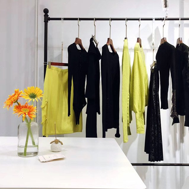 Ready-to-ship core collection knitwear samples for B2B wholesale